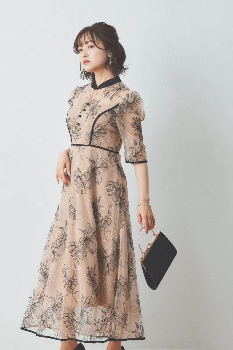ベージュの配色フラワーレースパイピングドレス