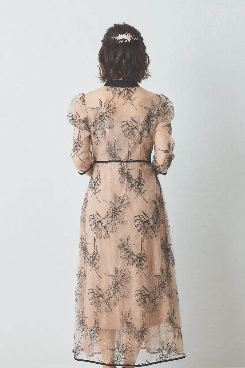 ベージュの配色フラワーレースパイピングドレス