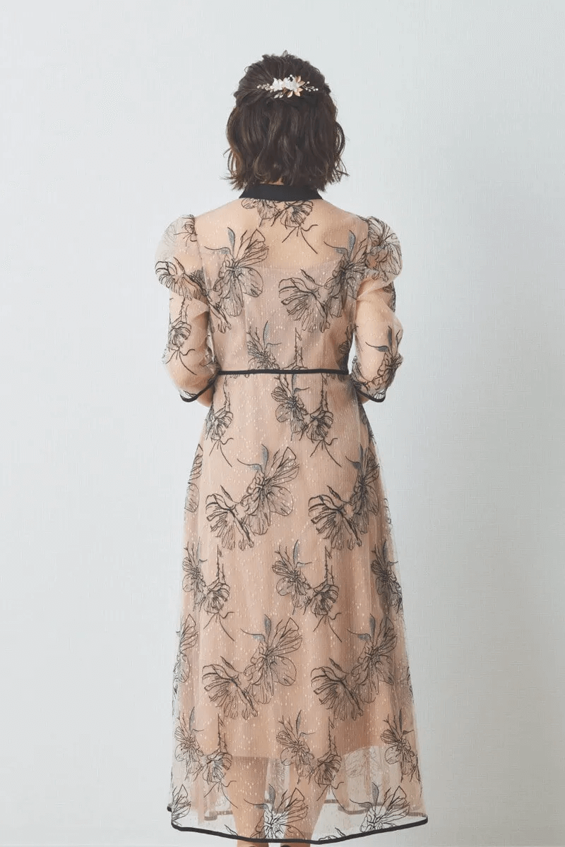ベージュの配色フラワーレースパイピングドレス