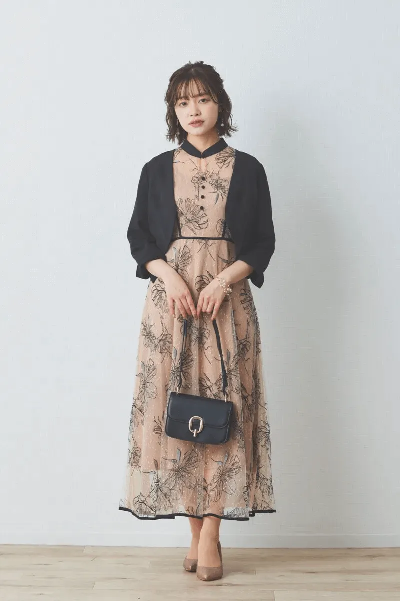 ベージュの配色フラワーレースパイピングドレス