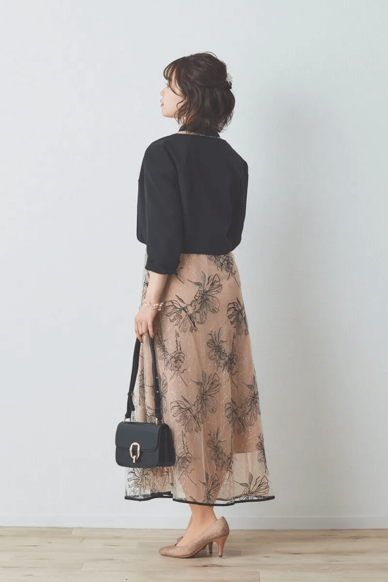 ベージュの配色フラワーレースパイピングドレス