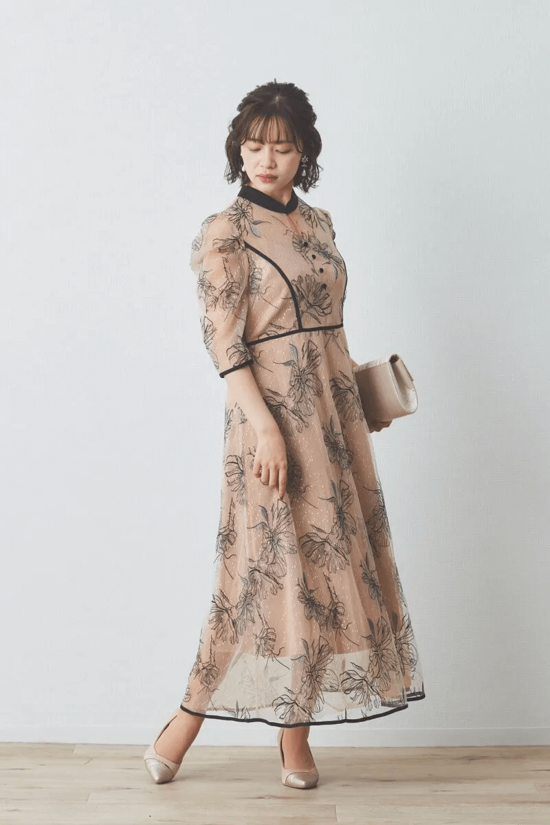 ベージュの配色フラワーレースパイピングドレス