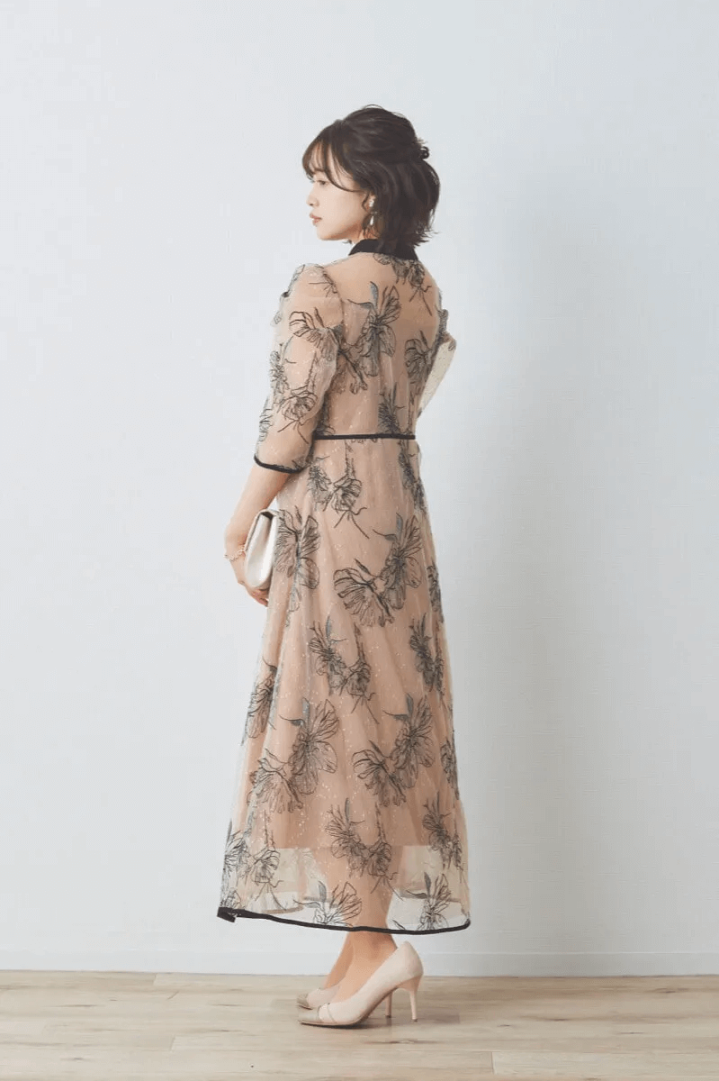 ベージュの配色フラワーレースパイピングドレス