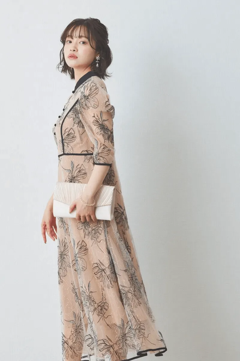 ベージュの配色フラワーレースパイピングドレス