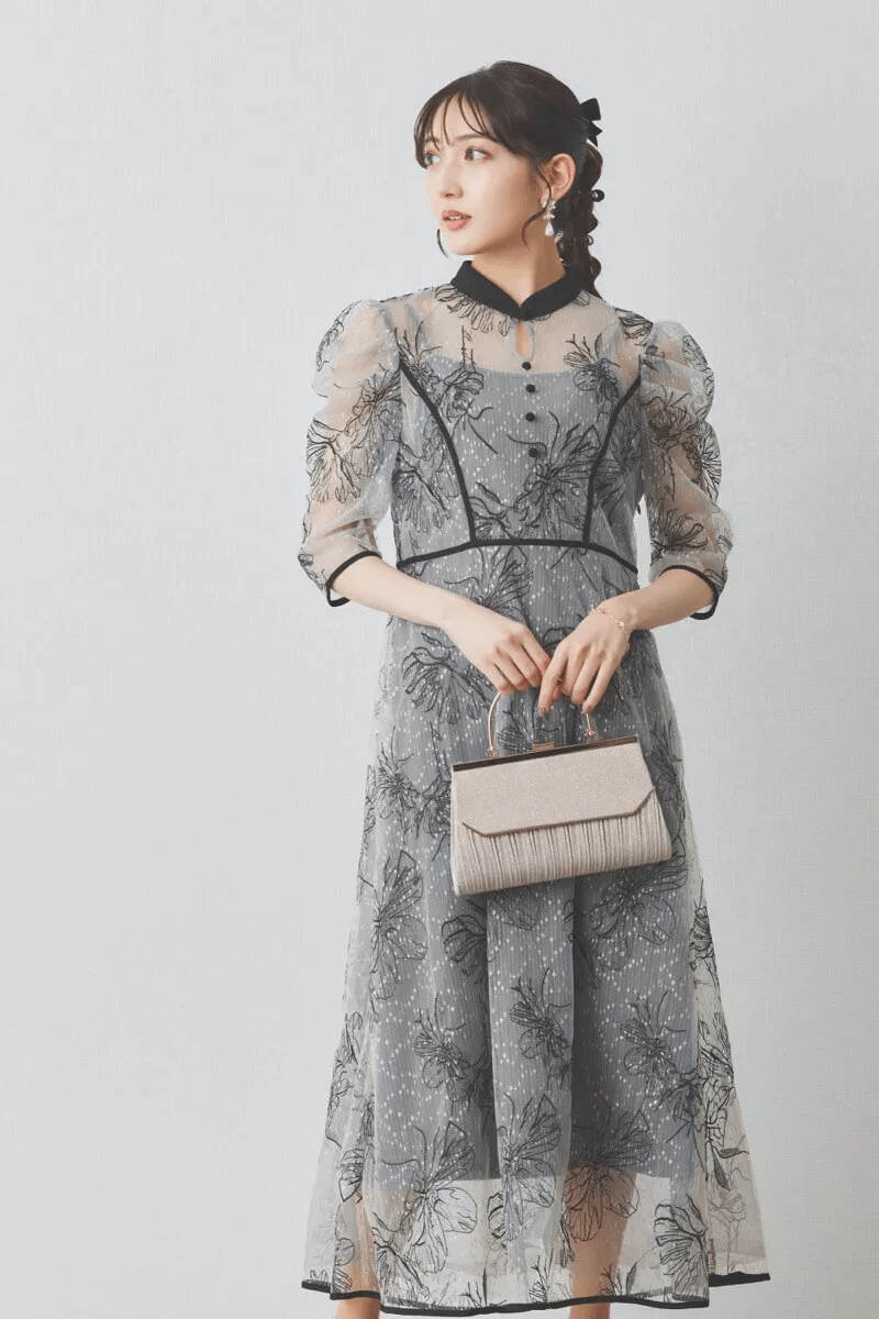 ブルーの配色フラワーレースパイピングドレス