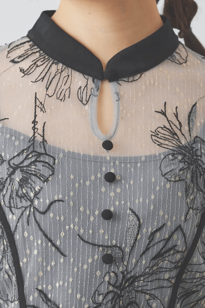 ブルーの配色フラワーレースパイピングドレス