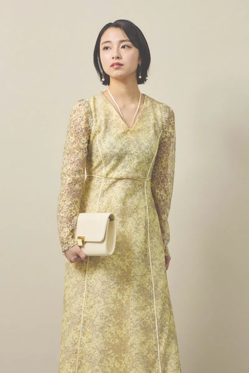 イエローのレースプリントドレス