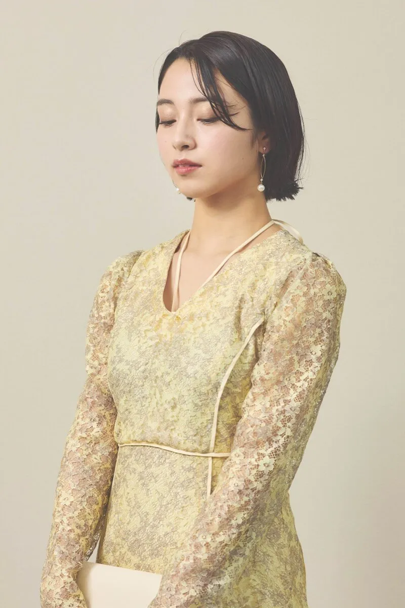 イエローのレースプリントドレス