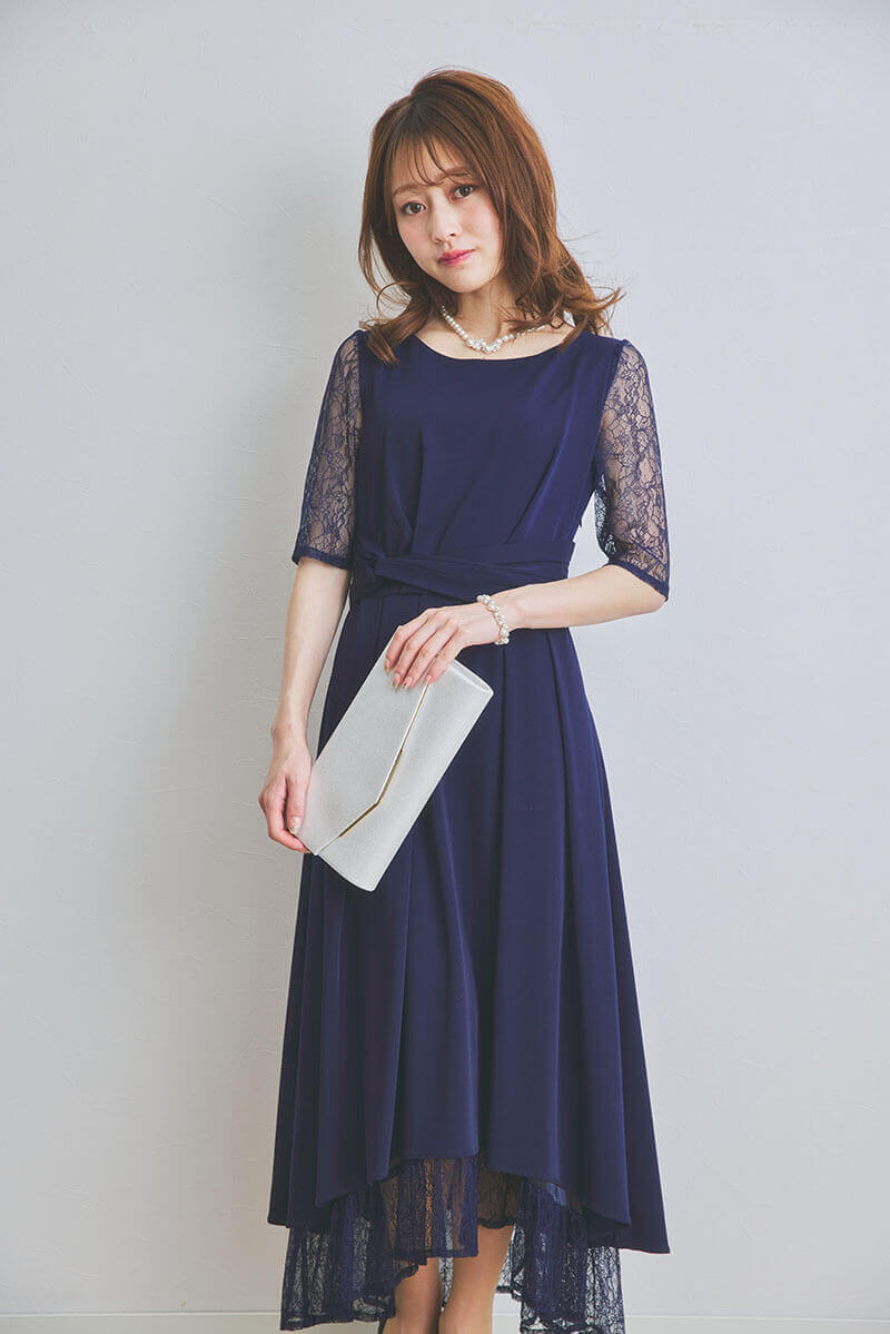 ネイビーのウエストモチーフベルトドレス