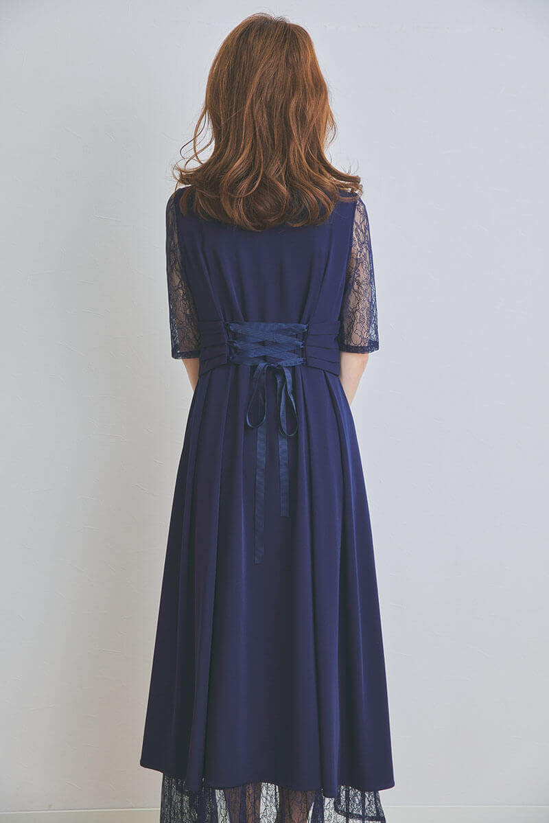 ネイビーのウエストモチーフベルトドレス