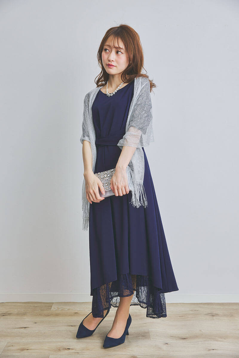 ネイビーのウエストモチーフベルトドレス