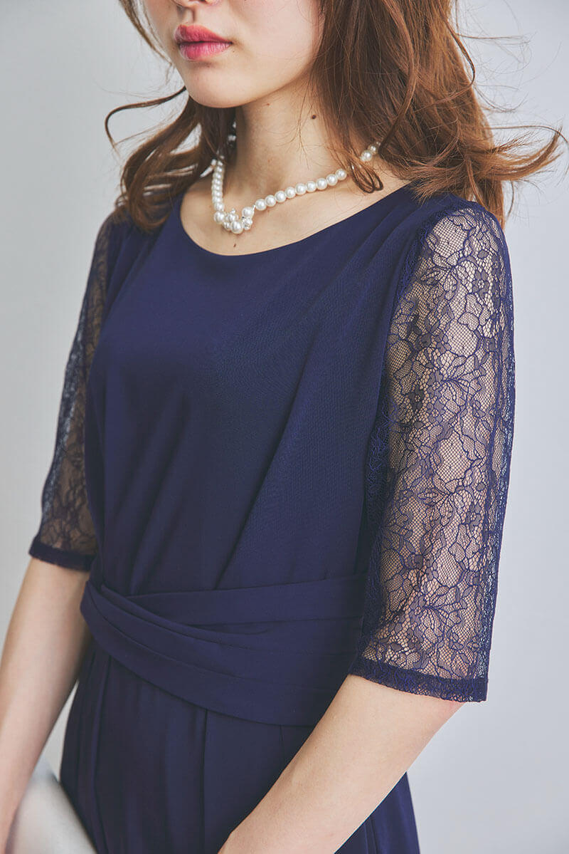 ネイビーのウエストモチーフベルトドレス