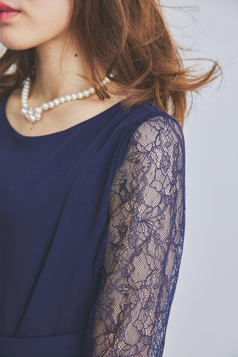 ネイビーのウエストモチーフベルトドレス