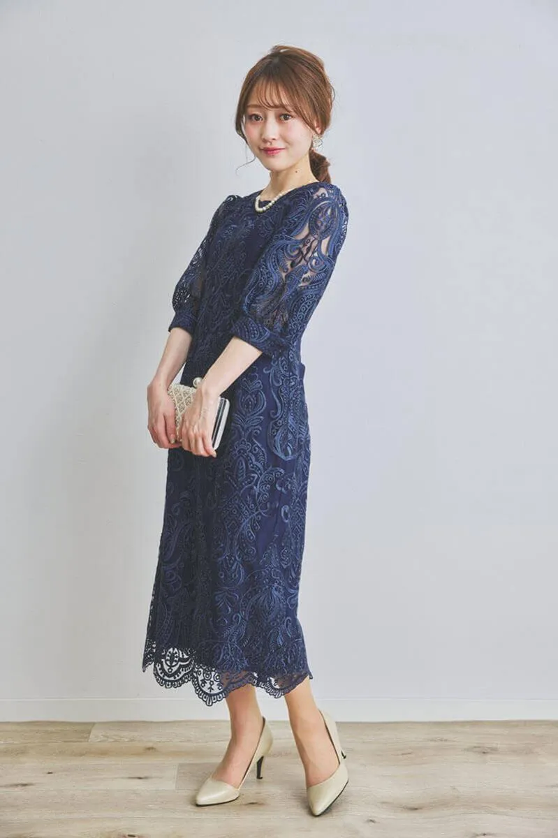 ネイビーのエンブロイダリーコクーンドレス