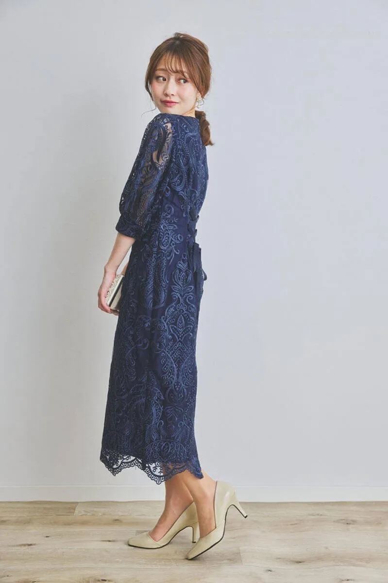 ネイビーのエンブロイダリーコクーンドレス