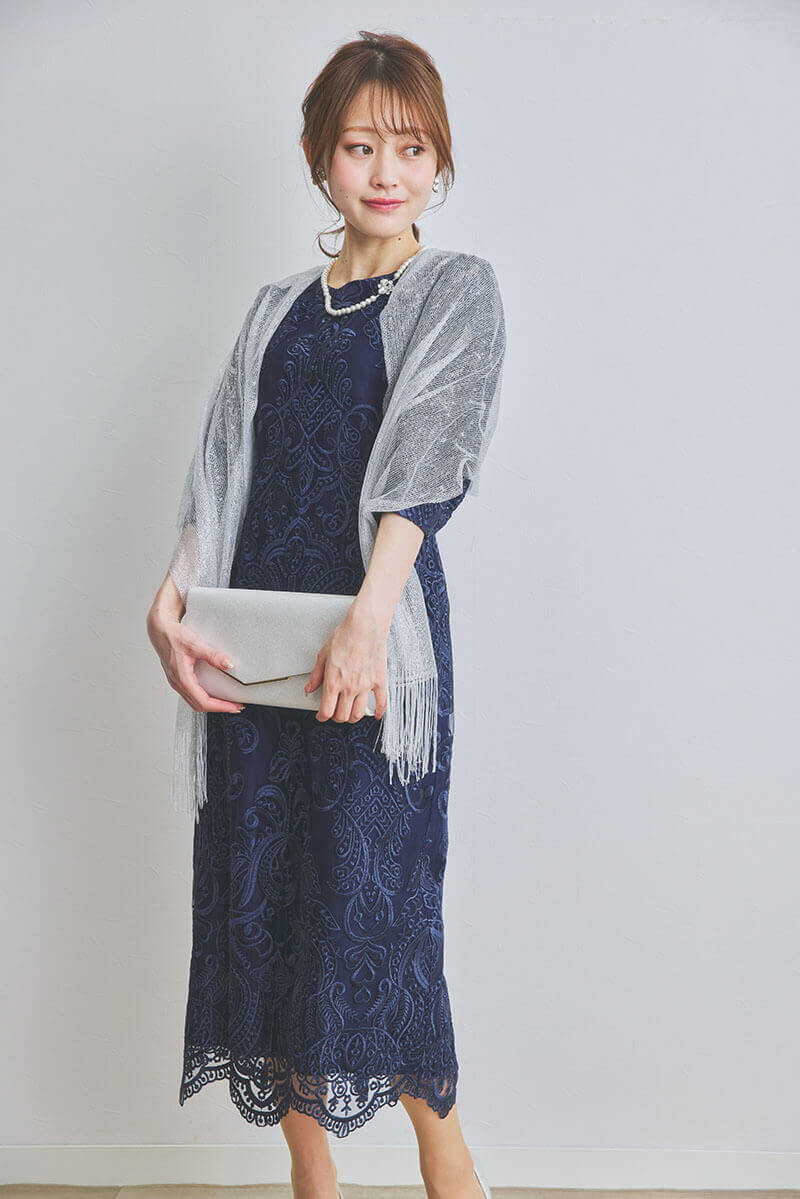 ネイビーのエンブロイダリーコクーンドレス