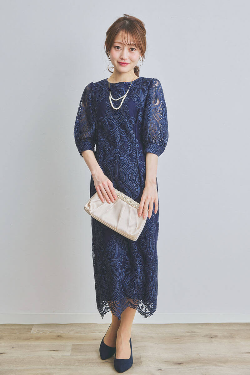 ネイビーのエンブロイダリーコクーンドレス