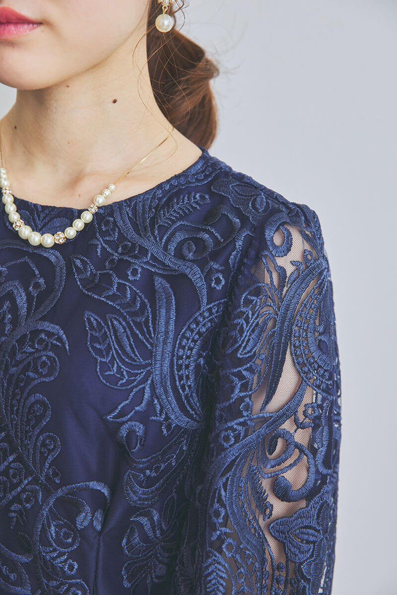 ネイビーのエンブロイダリーコクーンドレス