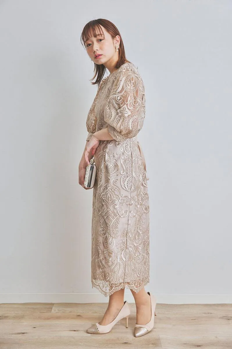 ベージュのエンブロイダリーコクーンドレス