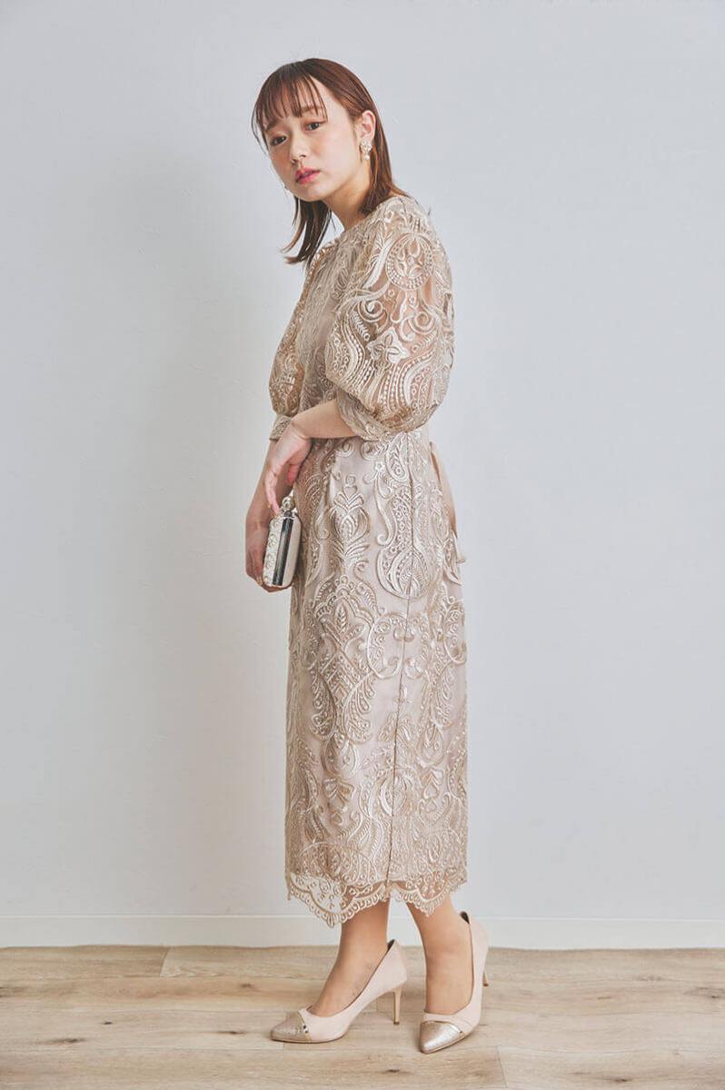 ベージュのエンブロイダリーコクーンドレス
