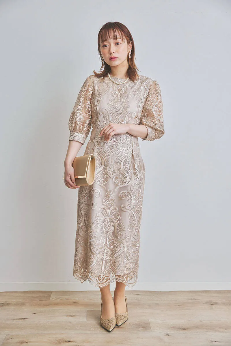 ベージュのエンブロイダリーコクーンドレス