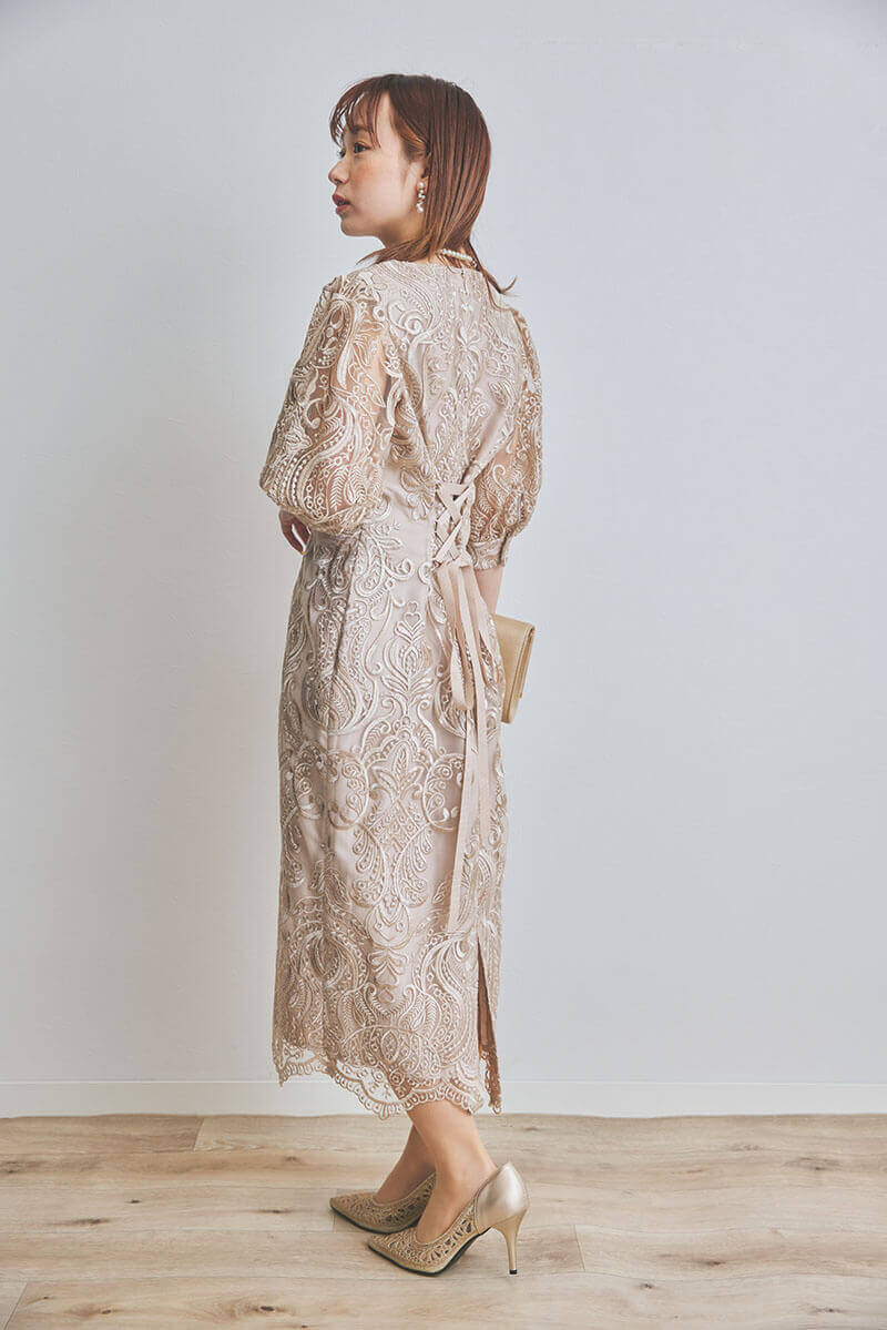 ベージュのエンブロイダリーコクーンドレス