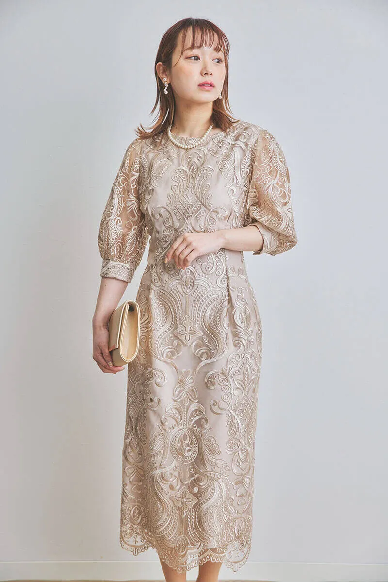 ベージュのエンブロイダリーコクーンドレス