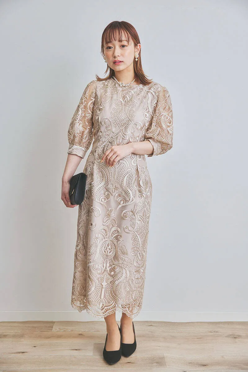 ベージュのエンブロイダリーコクーンドレス