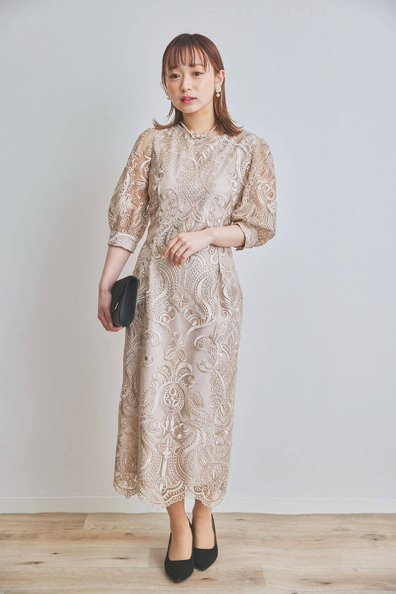 ベージュのエンブロイダリーコクーンドレス