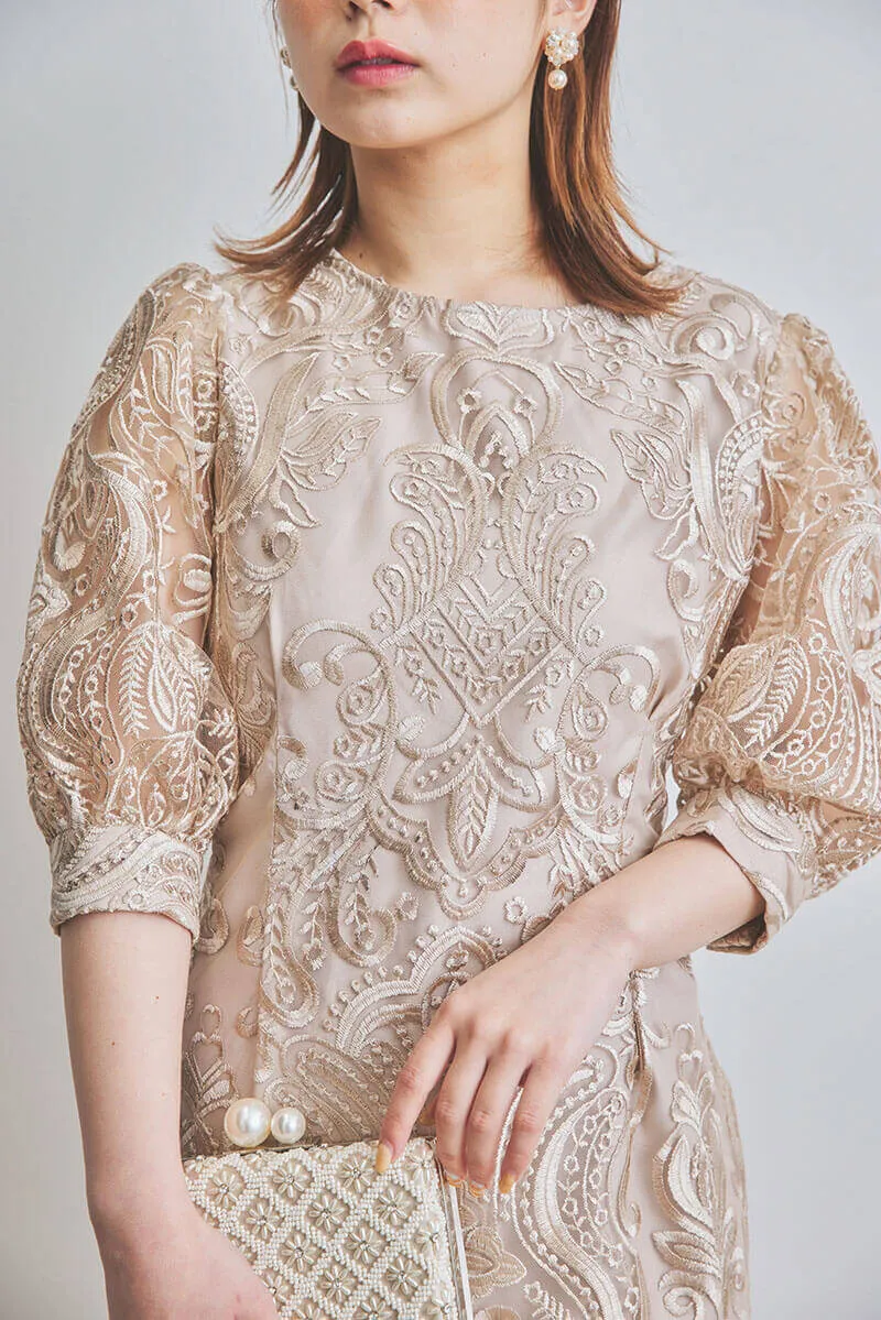 ベージュのエンブロイダリーコクーンドレス