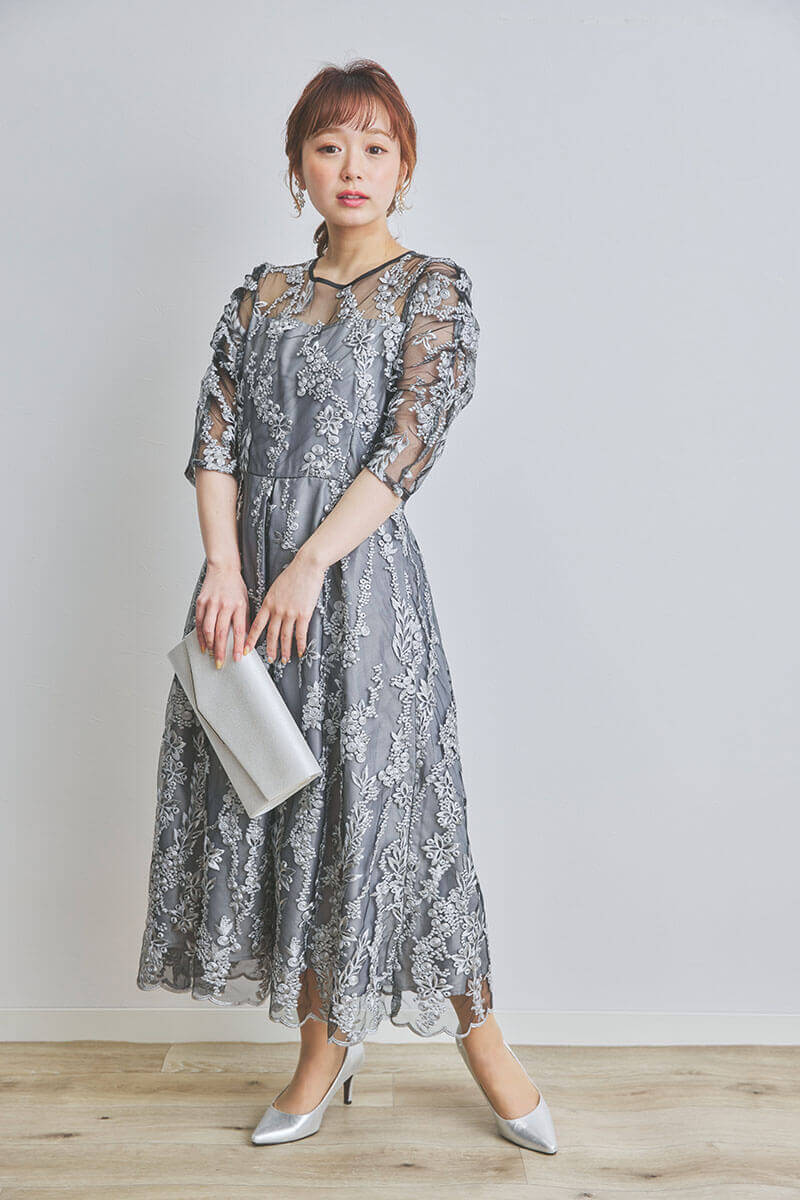 ブラックの花柄刺繍ミディ丈ドレス