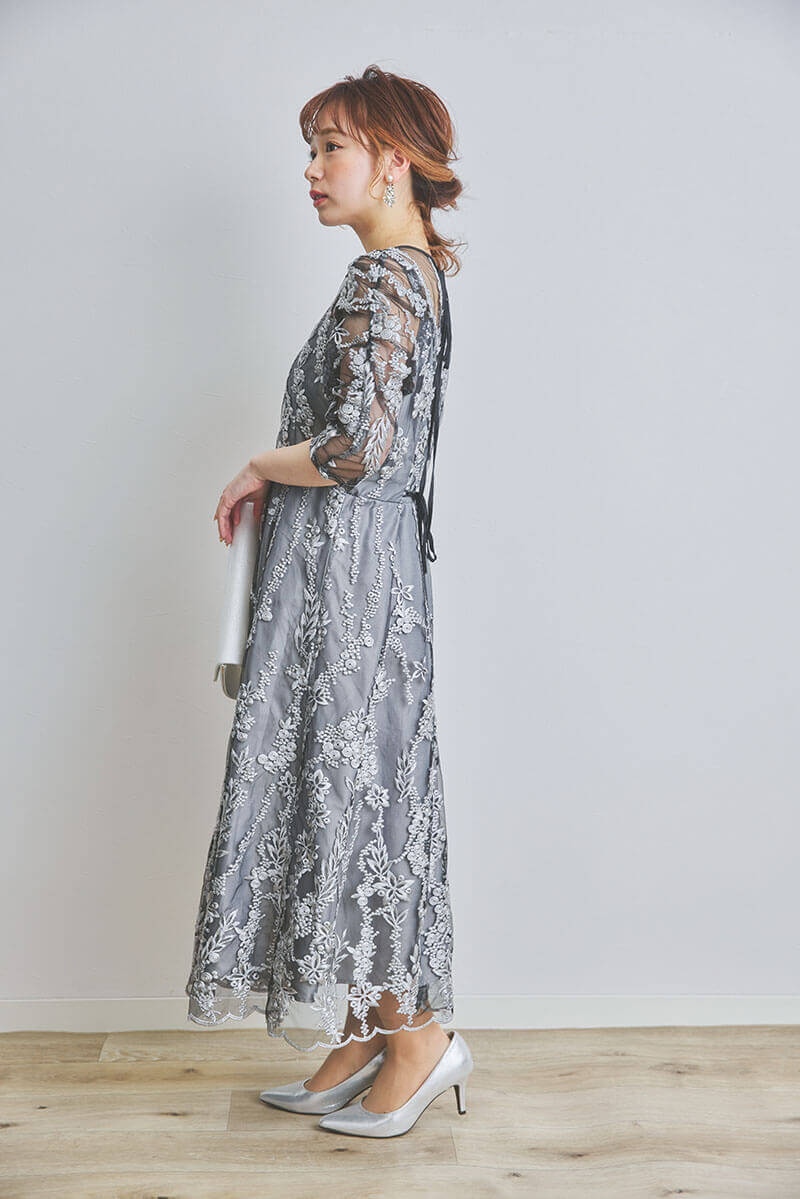 ブラックの花柄刺繍ミディ丈ドレス