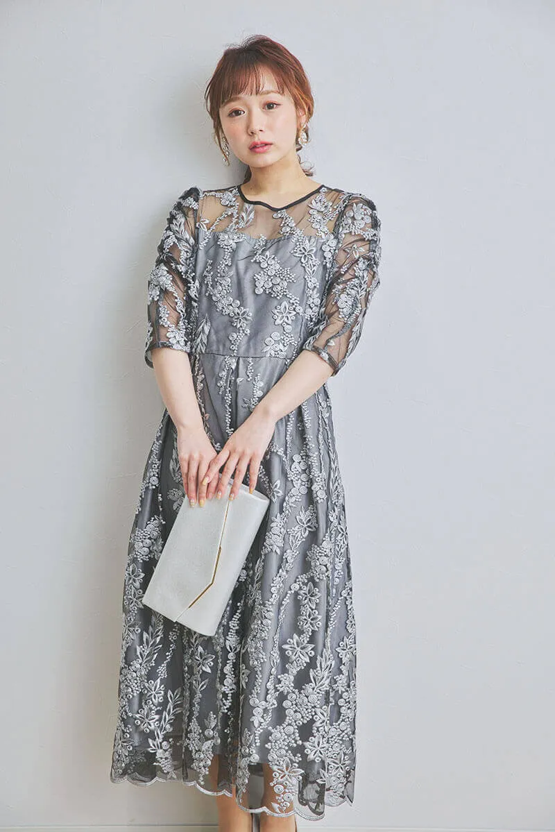 ブラックの花柄刺繍ミディ丈ドレス