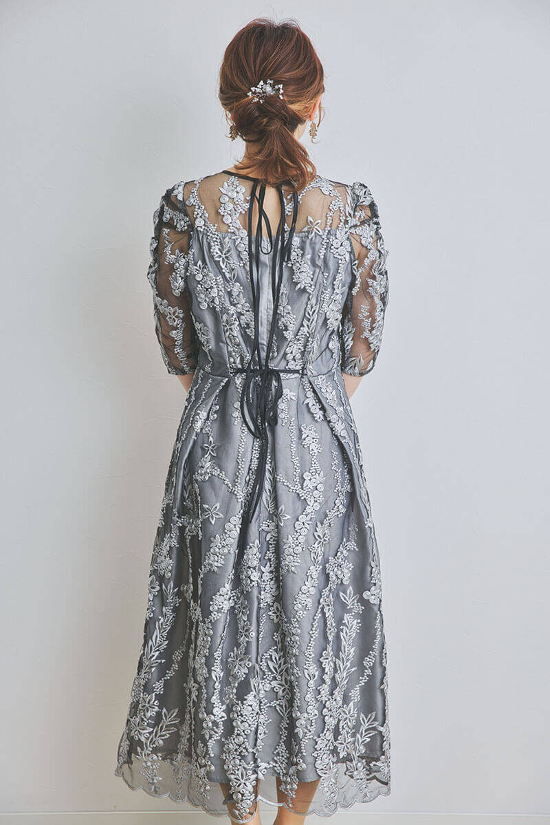 ブラックの花柄刺繍ミディ丈ドレス