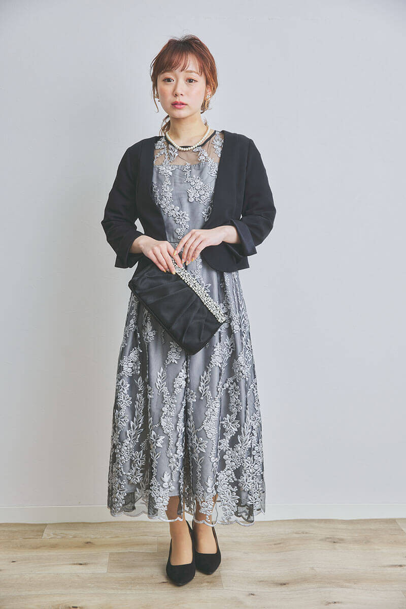 ブラックの花柄刺繍ミディ丈ドレス