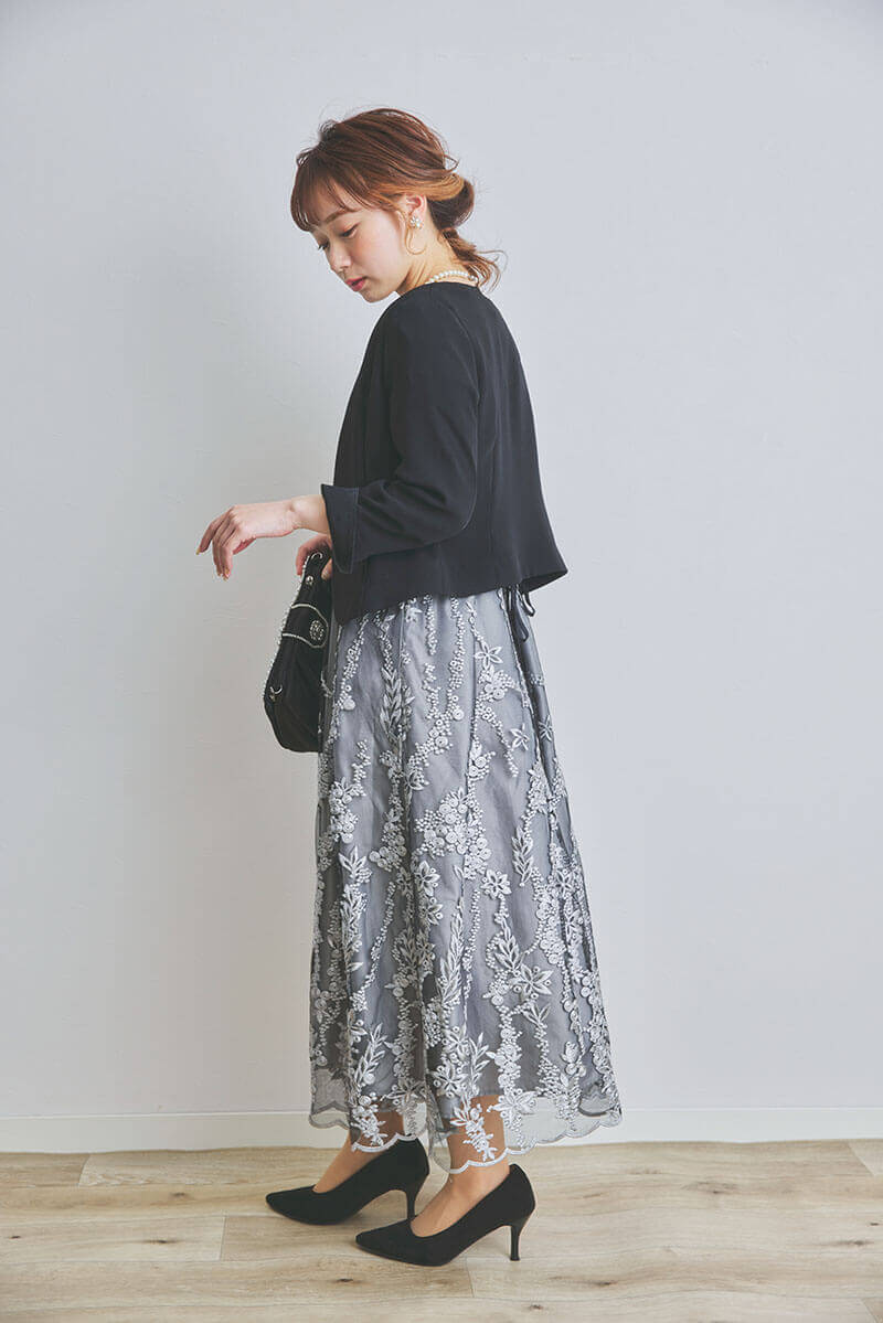 ブラックの花柄刺繍ミディ丈ドレス