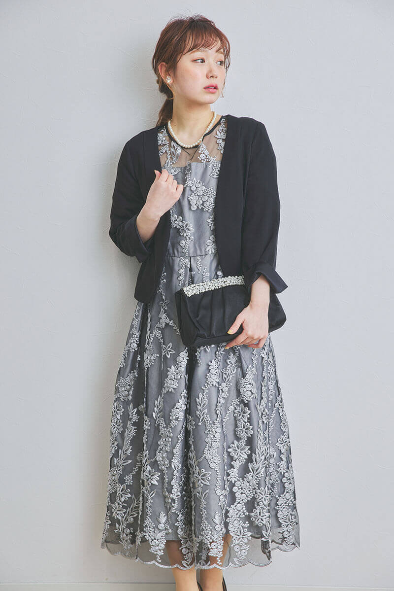 ブラックの花柄刺繍ミディ丈ドレス