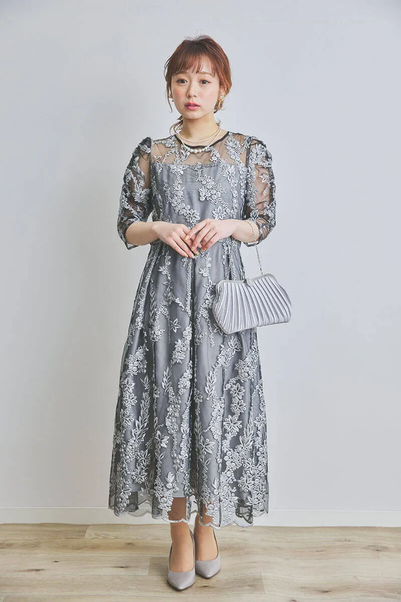 ブラックの花柄刺繍ミディ丈ドレス