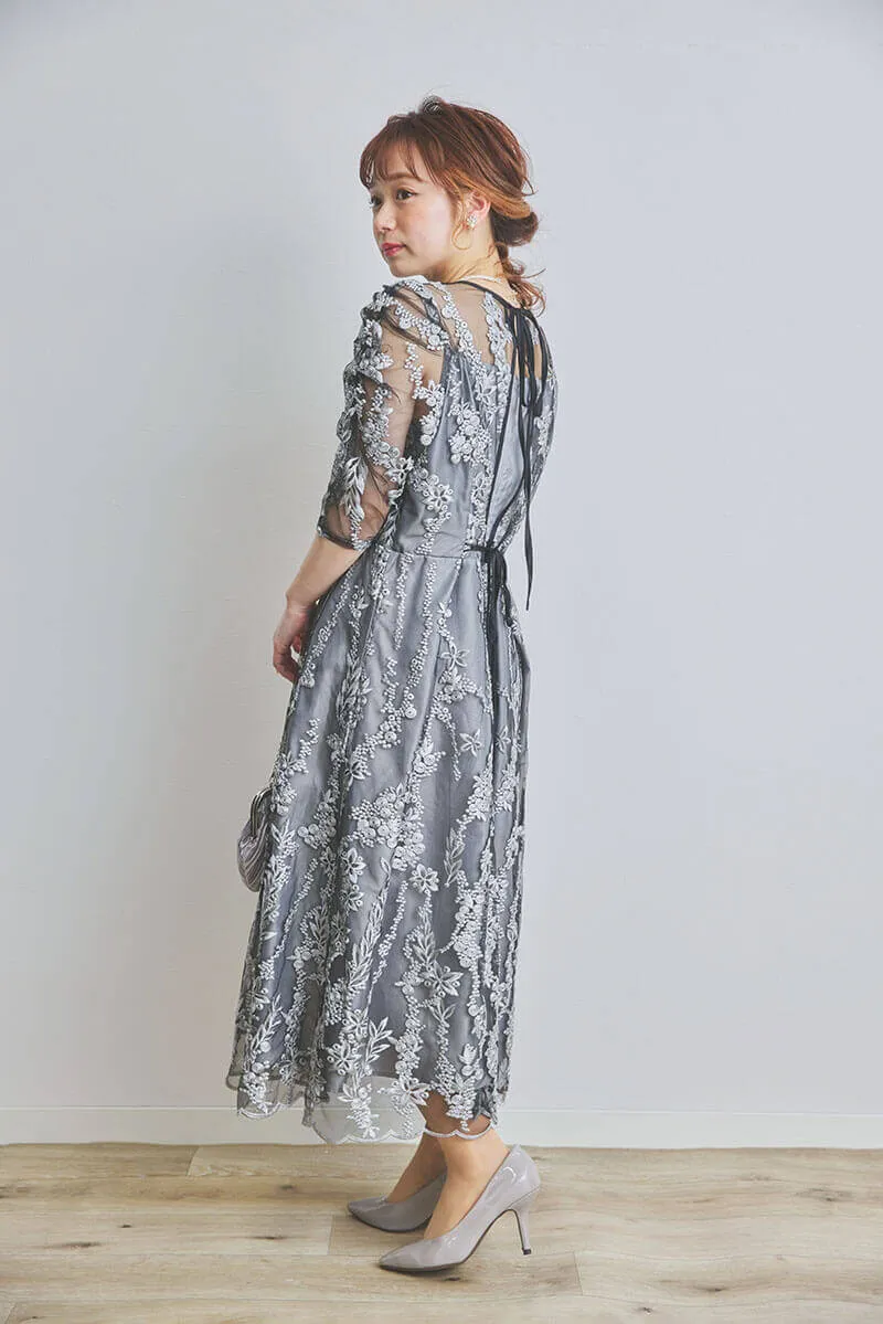 ブラックの花柄刺繍ミディ丈ドレス