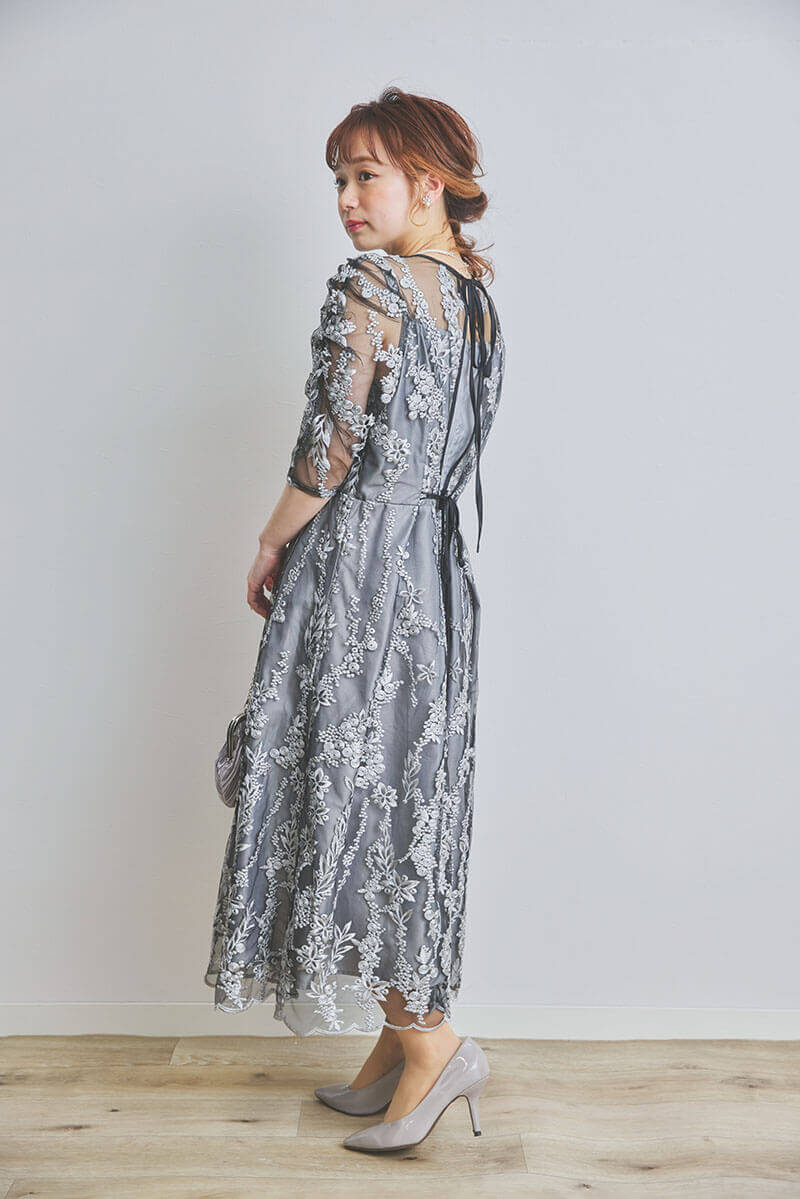 ブラックの花柄刺繍ミディ丈ドレス