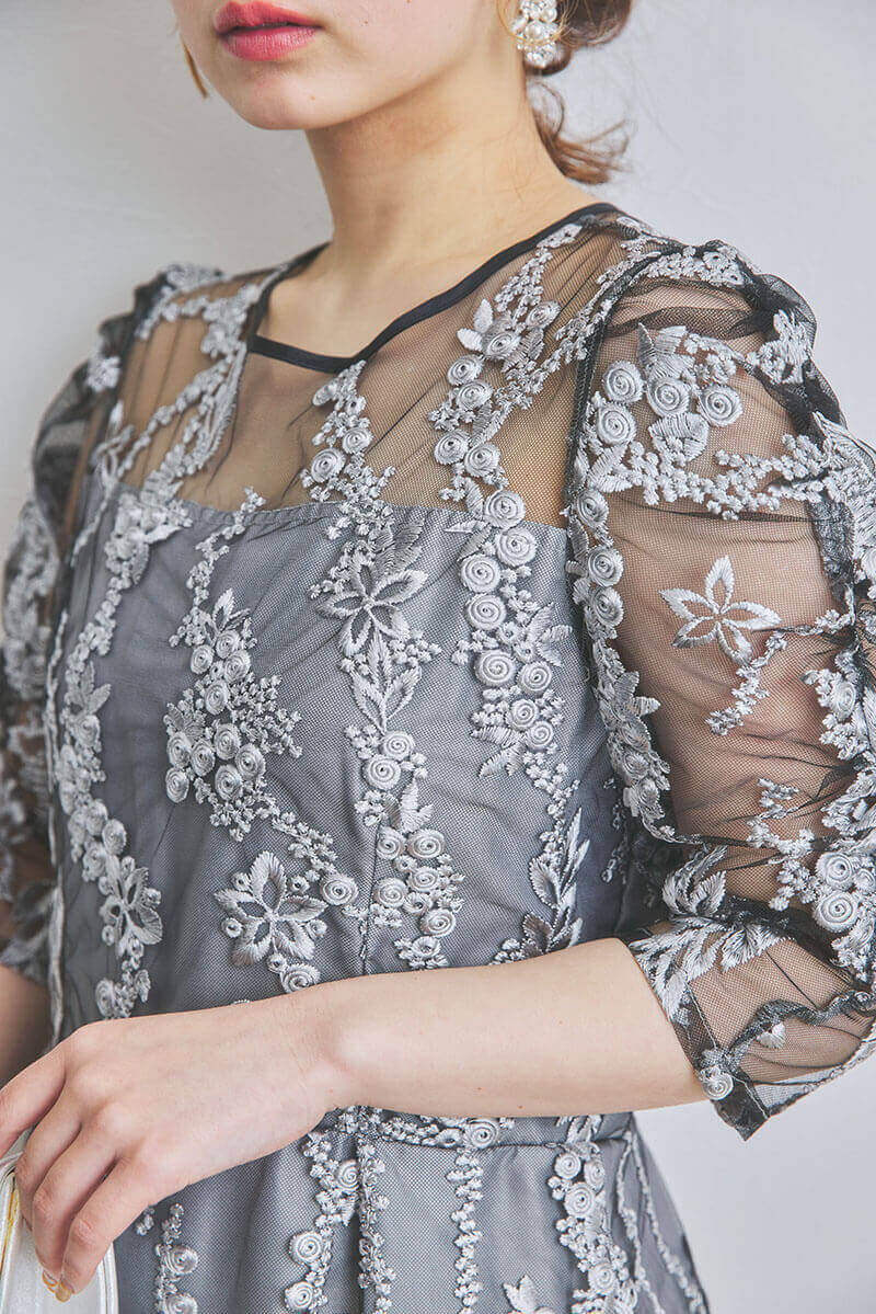 ブラックの花柄刺繍ミディ丈ドレス