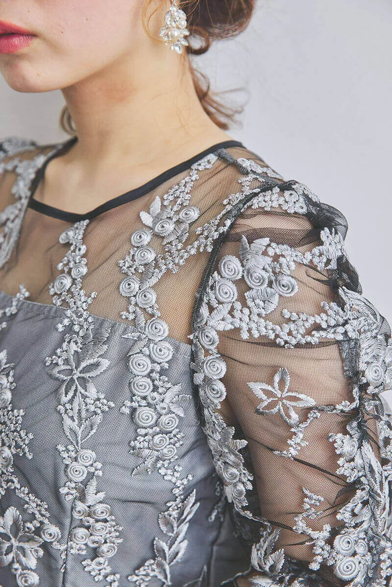 ブラックの花柄刺繍ミディ丈ドレス