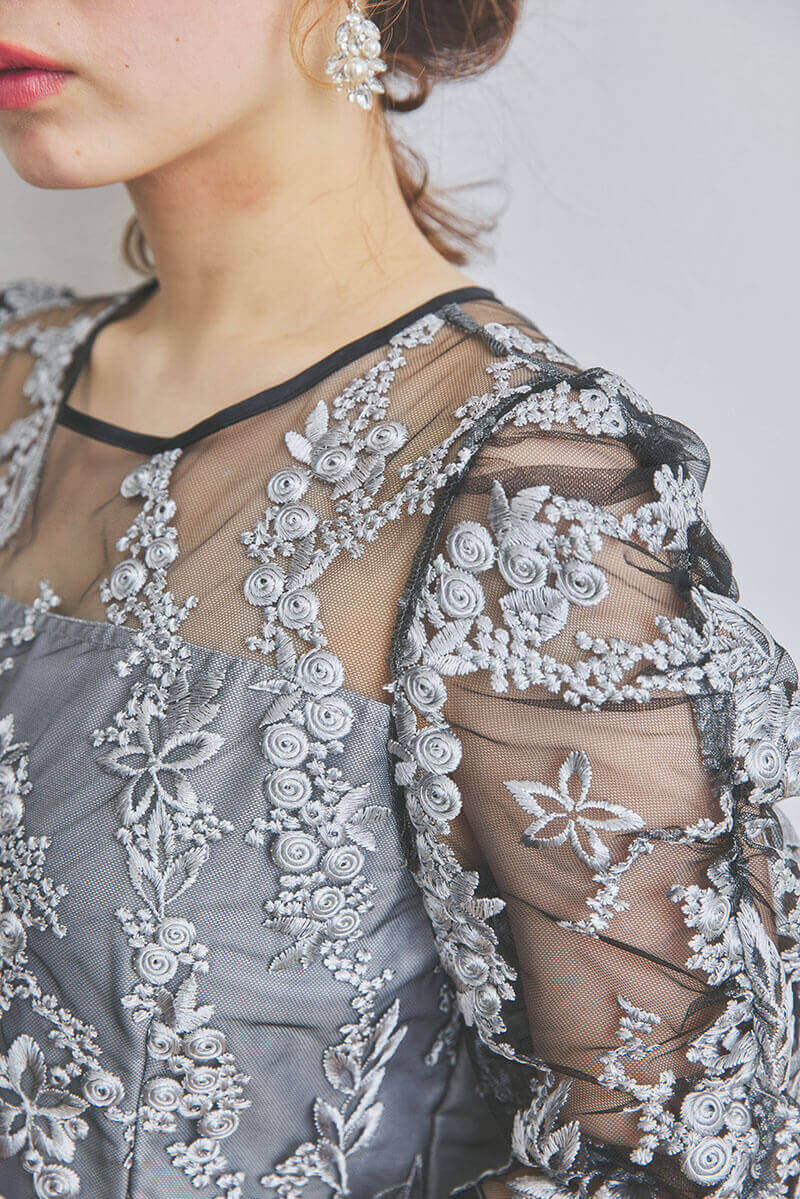 ブラックの花柄刺繍ミディ丈ドレス