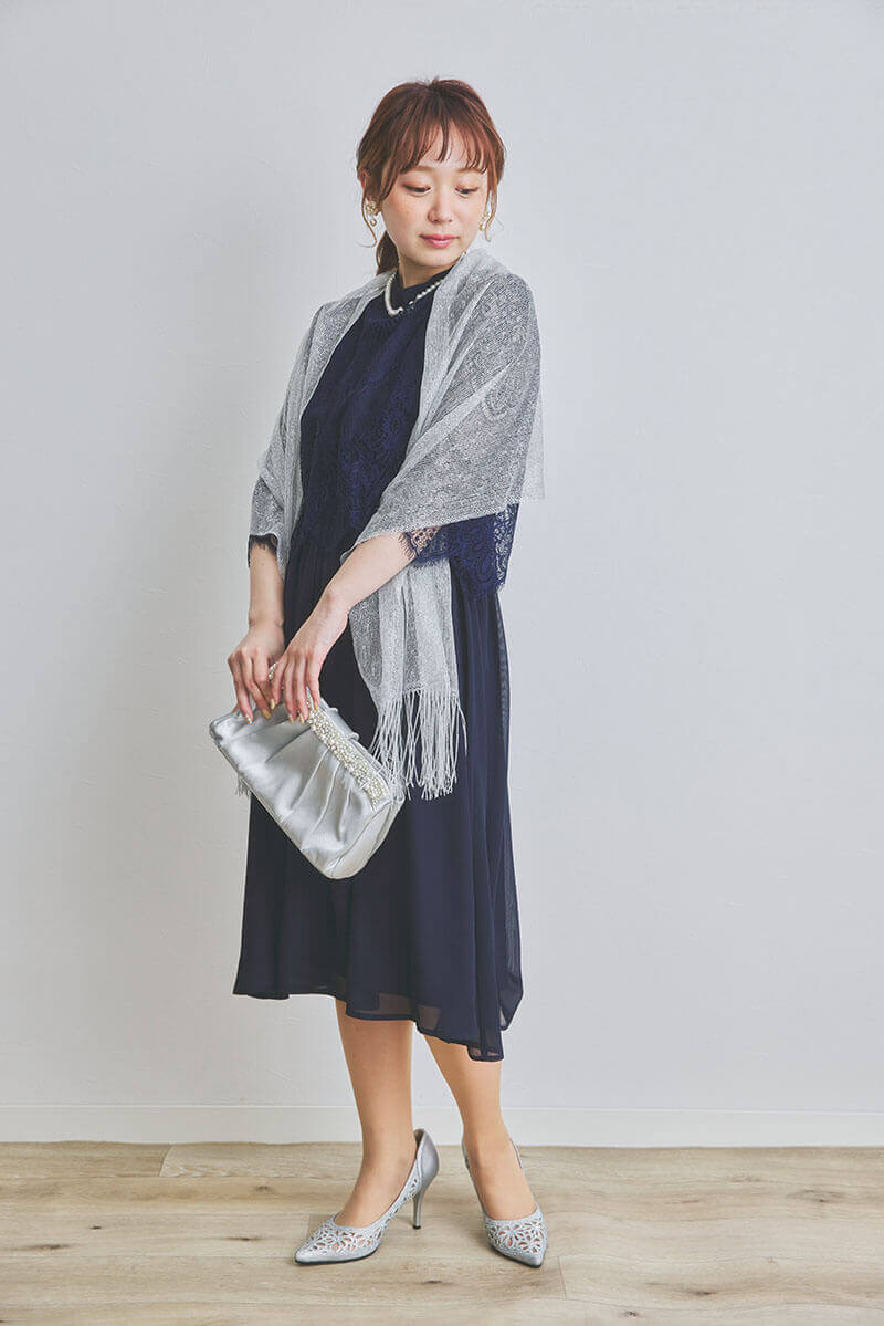 ネイビーのボトルネックフレアドレス