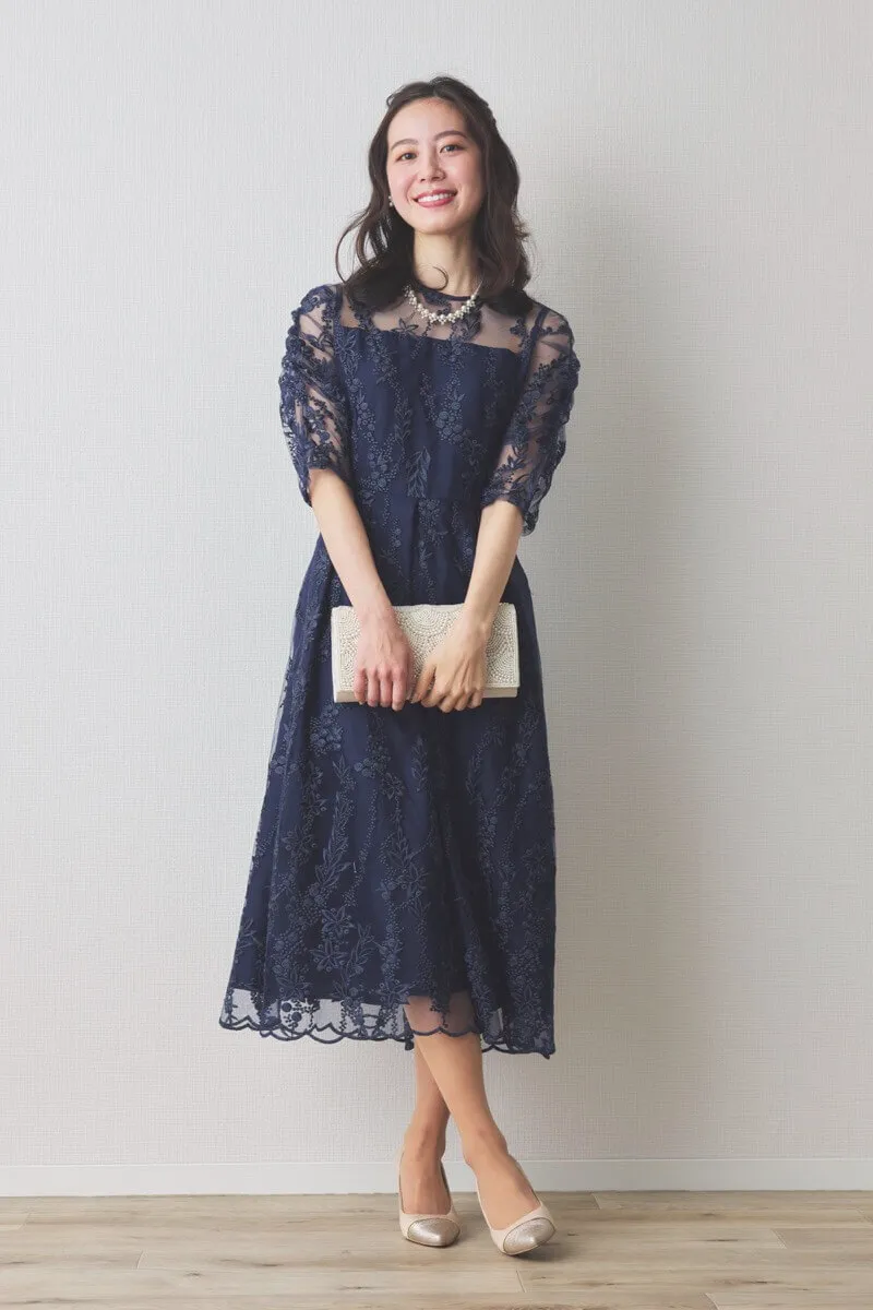 ネイビーの花柄刺繍ミディ丈ドレス