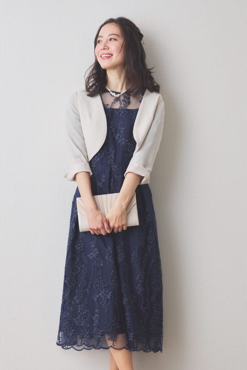 ネイビーの花柄刺繍ミディ丈ドレス