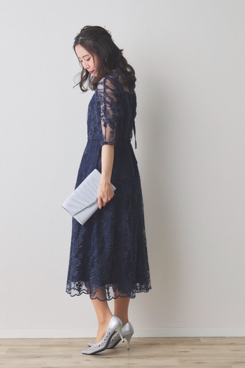 ネイビーの花柄刺繍ミディ丈ドレス