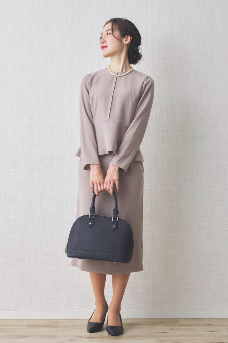 ベージュのペプラムタイトセレモニースーツセット