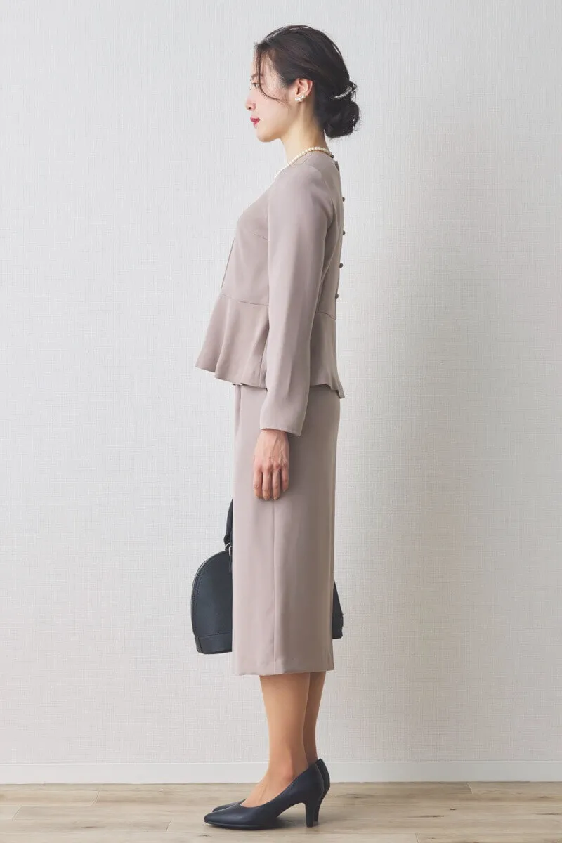 ベージュのペプラムタイトセレモニースーツセット