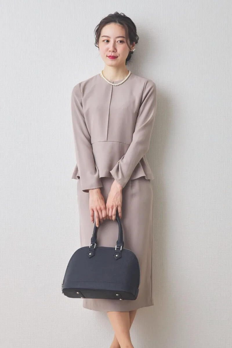 ベージュのペプラムタイトセレモニースーツセット